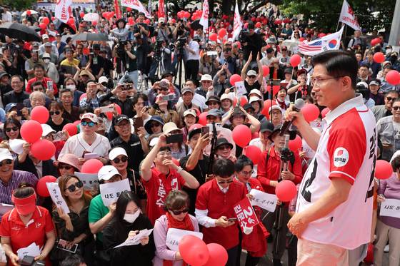 국민의힘 김문수 대선 후보가 21일 경기 김포시 사우문화체육광장에서 유세를 하고 있다. 연합뉴스