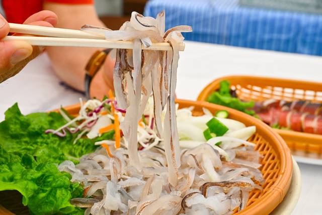 ▲ 속초 오징어 난전에서 파는 오징어 회와 숙회