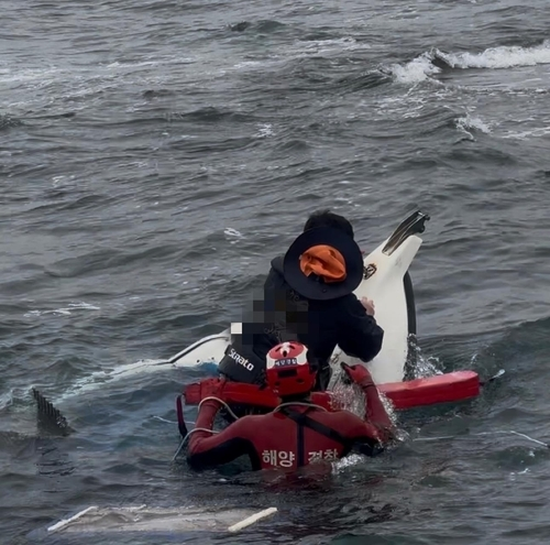 ▲ 21일 오전 11시 46분쯤 고성군 토성면 교암항 인근 바다에서 1.97t 모터보트가 좌초했다.  속초해양경찰서 제공