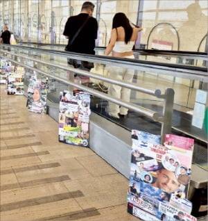 이스라엘 텔아비브 벤구리온 공항 곳곳엔 하마스에 억류된 이스라엘 인질들 사진이 전시돼 있다.  예루살렘=안상미 기자