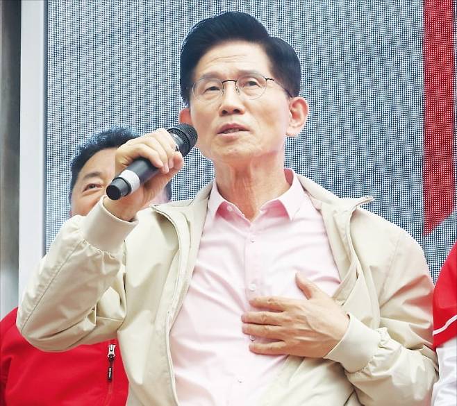 < 金 “전 방탄복 안 입습니다” > 김문수 국민의힘 대선 후보가 20일 서울 화곡동 남부골목시장 입구에서 유세 차량에 올라 연설하고 있다.  임형택 기자