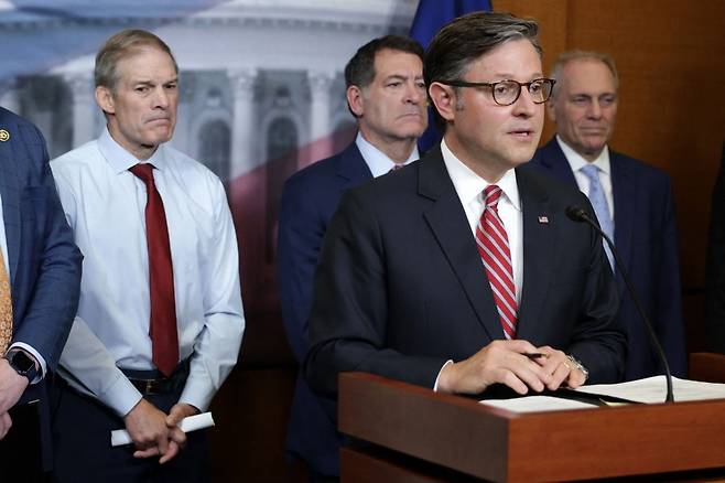 마이크 존슨 하원 의장(앞줄 오른쪽)이 20일(현지시간) 의회의사당에서 열린 공화당 하원의원과 도널드 트럼프 대통령 간의 회동에 참석해 뉴스 브리핑을 듣고 있다. AFP연합뉴스