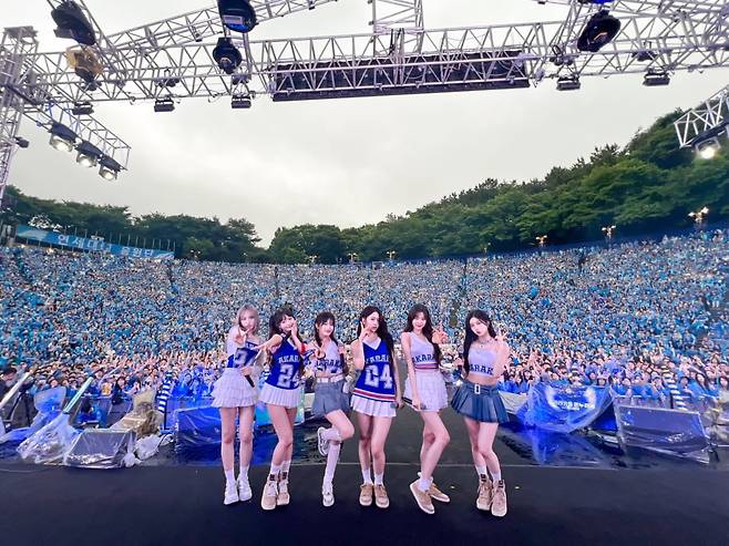 2024년 연세대학교 축제 '아카라카를 온누리에'에서 여자 아이돌 그룹 아이브(IVE)가 공연하고 있다./사진=아이브 X계정 갈무리