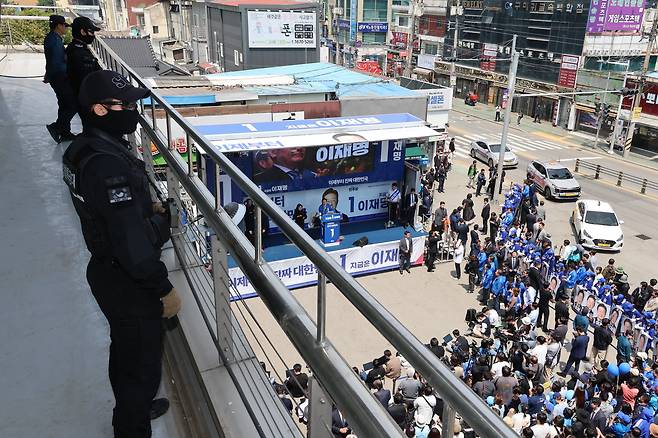 더불어민주당 이재명 대선 후보의 대구·경북(TK) 지역 유세가 열린 13일 경북 구미시 구미역광장에서 경찰특공대원들이 경호·경비 활동을 하고 있다. 사진=연합뉴스