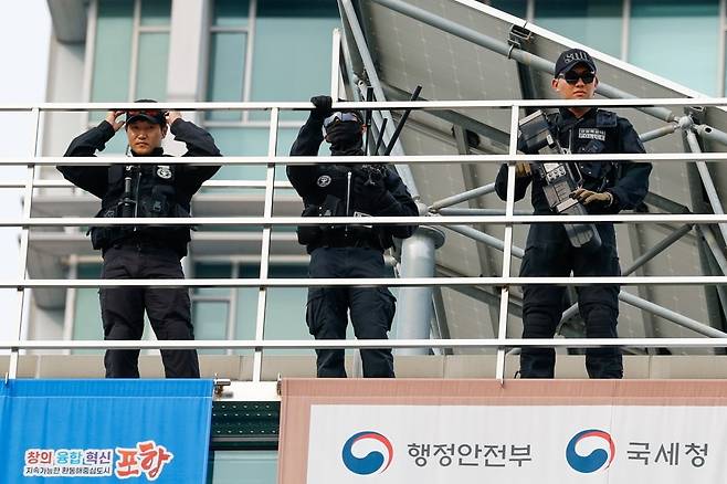 이재명 더불어민주당 대통령 후보가 대구·경북(TK) 지역 유세에 돌입한 13일 오후 경북 포항시청 광장에서 유세를 펼치는 가운데 경찰특공대가 경계 근무를 서고 있다. 사진=뉴스1