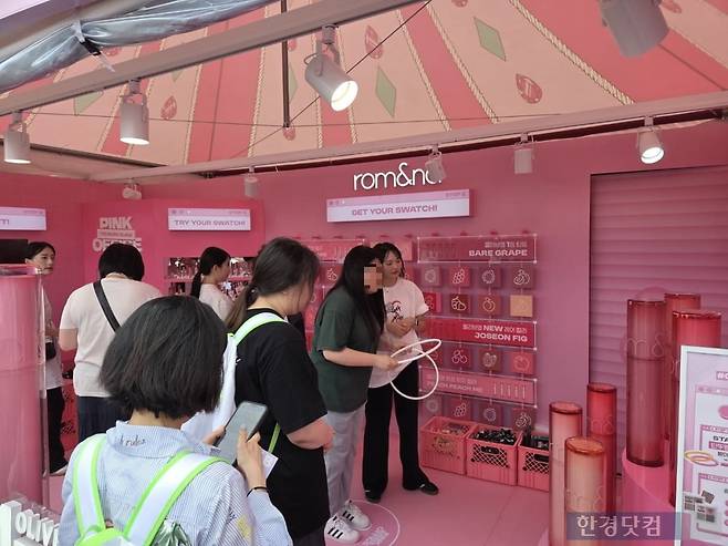 '2025 올리브영 페스타'를 찾은 방문객이 이벤트에 참여하고 있다./사진=박수림 기자