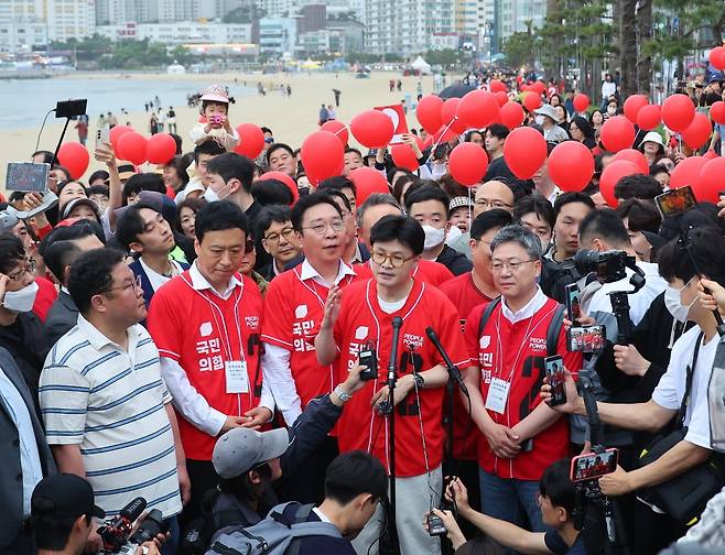 한동훈 전 국민의힘 대표가 20일 오후 부산 수영구 광안리해수욕장을 찾아 취재진 질문에 답하고 있다. / 사진=연합뉴스