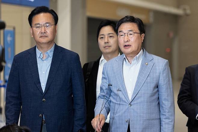 지난 18일 홍준표 전 대구시장의 선대위 합류를 설득하기 위해 미국 하와이로 출국하는 유상범 국민의힘 의원(왼쪽), 김대식 의원. /사진=뉴스1