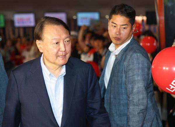 윤석열 전 대통령이 21일 서울 메가박스 동대문에서 이영돈 PD가 제작한 다큐멘터리 영화 ‘부정선거, 신의 작품인가’를 관람하기 위해 상영관으로 향하고 있다.  사진=연합뉴그