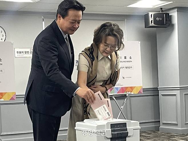 조현동 주미 한국대사 부부가 20일(현지시간) 미국 워싱턴 인근 코리안커뮤니티센터에 마련된 제21대 대통령선거 재외국민 투표소에서 투표하고 있다. 워싱턴/김유진 특파원