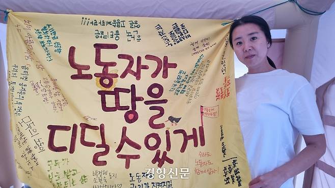 박정혜 금속노조 한국옵티칼하이테크지회 수석부지회장이 지난 11일 경북 구미의 한국옵티칼하이테크 공장 옥상 텐트 안에서 인터뷰하고 있다. 임아영 기자