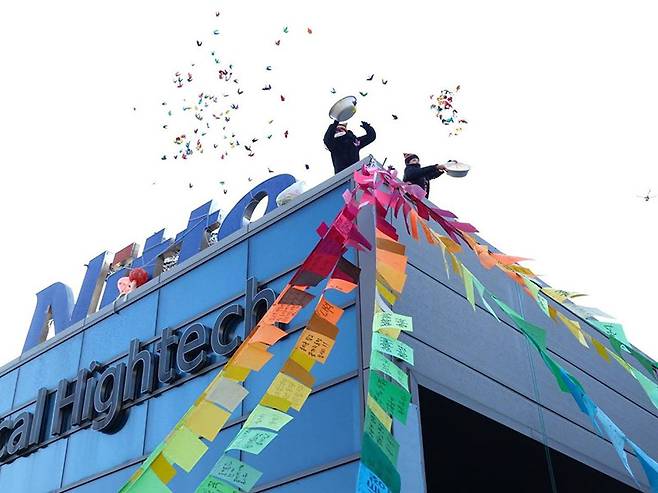 박정혜 금속노조 한국옵티칼하이테크지회 수석부지회장이 지난 2일 경북 구미 한국옵티칼하이테크 공장 옥상에서 고공농성을 이어가고 있다. 금속노조 제공