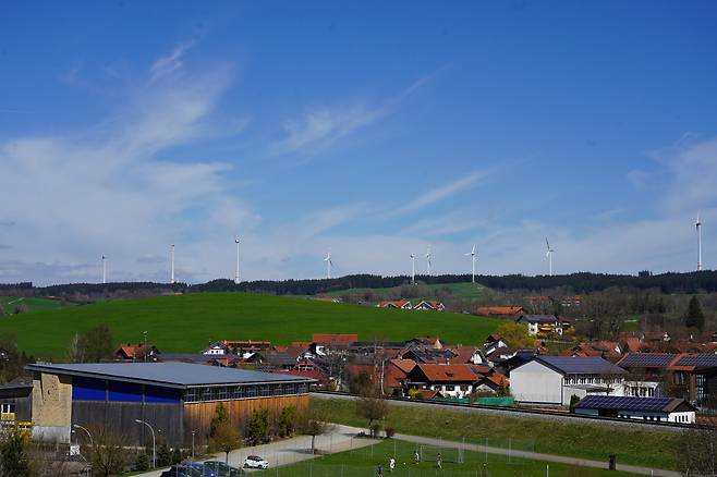 독일 바이에른주에 있는 빌트폴츠리트 마을의 풍경. 마을 서쪽에 있는 언덕에 11개의 풍력발전기가 설치돼 있다. 이들 풍력발전기는 모두 빌트폴츠리트와 인근 지역의 주민들이 소유하고 있다. 대산농촌재단 제공.