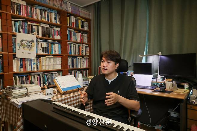 김홍민 대표의 사무실은 단출하다. 벽돌을 쌓아 만든 책장과 누가 버린 것을 들고 왔다는 피아노가 놓였다. 김 대표는 최근 피아노 연습을 시작했다고 한다. 이준헌 기자.