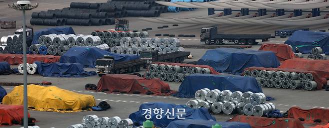 지난 3월12일 경기 평택시 평택항에 철강 제품이 쌓여 있다. 권도현 기자