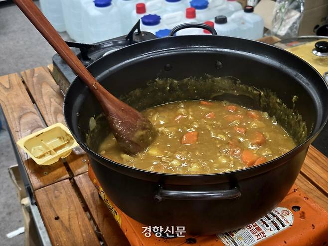 21일 경북 구미 한국옵티칼하이테크 공장에서 말벌동지들이 점심으로 카레를 만들고 있다. 우혜림 기자