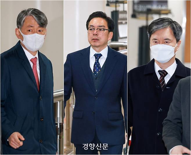 내란 중요임무 종사 혐의로 기소된 경찰 수뇌부에 대한 첫 공판이 열린 지난 3월20일 조지호 경찰청장(왼쪽부터)과 윤승영 전 경찰청 국가수사본부 수사기획조정관, 목현태 전 국회경비대장이 서울 서초구 서울중앙지법으로 들어서고 있다. 이준헌 기자