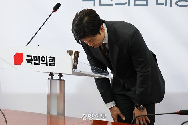 김용태 국민의힘 비대위원장이 20일 국회에서 열린 기자회견에서 후보 배우자 TV 생중계토론을 제안한 뒤 인사하고 있다. 성동훈 기자