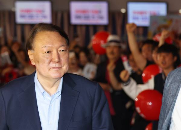 윤석열 전 대통령이 21일 서울 메가박스 동대문에서 다큐멘터리 영화 ‘부정선거, 신의 작품인가’를 관람하기 위해 상영관으로 향하고 있다. 연합뉴스