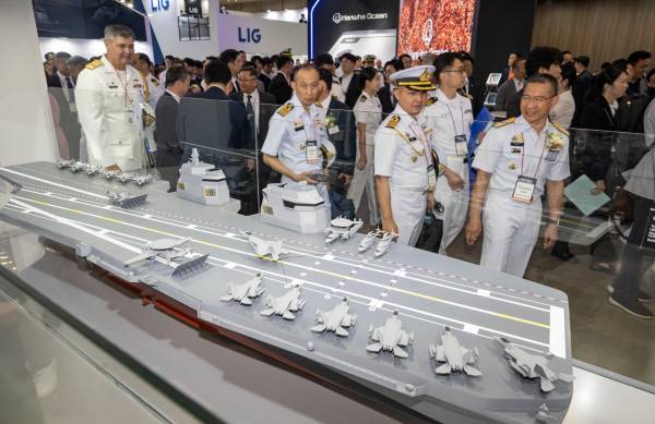 오는 28일부터 부산 벡스코에서 국제해양방위산업전(MADEX 2025)가 개최된다. 사진은 지난 2023년 열린 MADEX 행사에서 해군과 관람객이 HD현대 부스에서 한국형 항공모함 모형을 살펴보는 모습. 국제신문DB