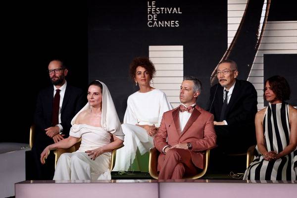 지난 13일 프랑스에서 개막한 제78회 칸국제영화제에서 경쟁 부문 심사위원들이 앉아 있다. 올해 칸국제영화제 공식 부문에 초청된 한국 영화가 없는 가운데, 경쟁 부문 심사위원에 홍상수(왼쪽에서 5번째) 감독이 위촉됐다. AFP연합뉴스