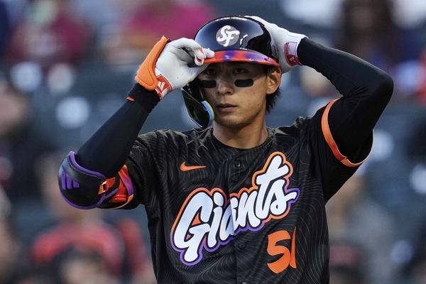 샌프란시스코 자이언츠 이정후가 21일 홈에서 열린 캔자스시티 로열스와의 경기에서 헬멧을 조정하고 있다. AP연합뉴스