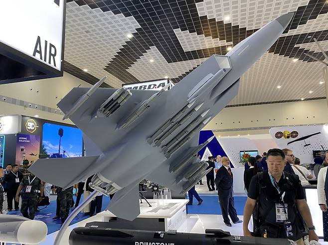 A mock-up of KAI’s KF-21 fighter jet equipped with MBDA missiles, including the Meteor, is displayed at MBDA’s booth during LIMA 2025 in Langkawi, Malaysia, Tuesday. (Korea Defense Industry Association)