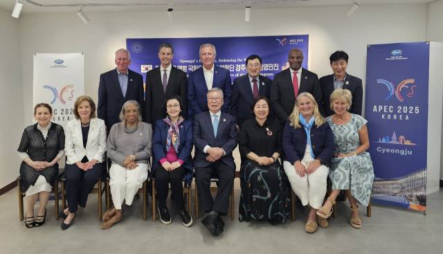 Former US Congressman Jay Kim Chang-joon (front row, fifth from left), Gyeongju City Mayor Joo Nak-young (back row, third from right) and a delegation of former US Congress members pose for photos at a meeting held in Gyeongju, North Gyeongsang Province, Sunday. (Gyeongju City)