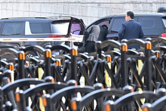 Police arrive at the presidential office on April 16. [JOINT PRESS CORPS]