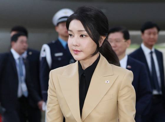 Former first lady Kim Keon Hee is seen arriving from a visit to the Czech Republic at Seoul Air Base in Seongnam, Gyeonggi, on Sept. 22, 2024. [JOINT PRESS CORPS]