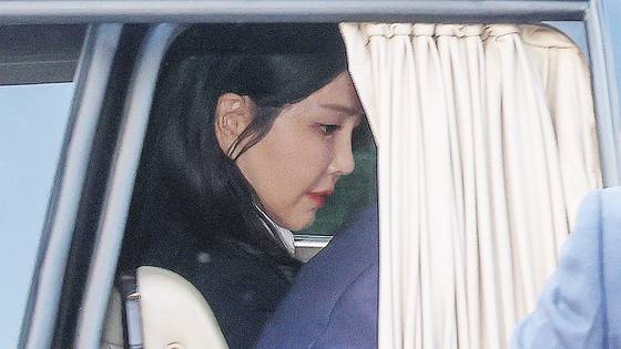 Former first lady Kim Keon Hee is seen leaving the presidential residence in Yongsan District, central Seoul, on April 11. [JOONGANG ILBO]