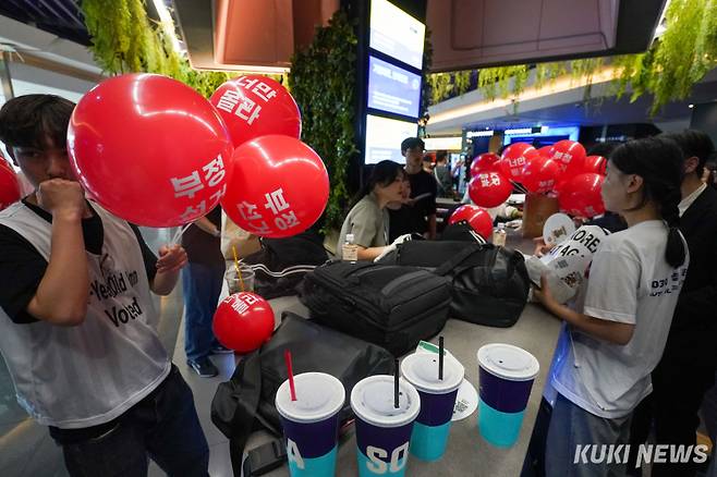 윤석열 전 대통령이 부정선거를 다룬 영화 '부정선거, 신의 작품인가'를 관람한 21일 서울 동대문구 한 영화관에서 윤 전 대통령 지지자들이 부정선거가 적힌 풍선을 들고 모여 있다.
