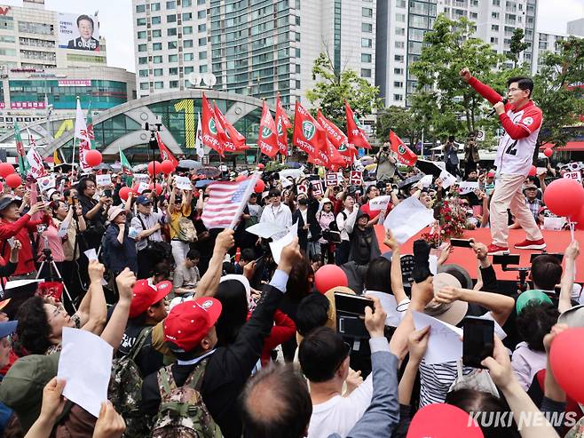 국민의힘 김문수 대선 후보는 21일 경기 지역 곳곳을 돌며 사흘 연속 수도권을 집중 공략하고 있다. 김 후보는 이날 오전 한국방송기자클럽 대선 후보 초청 토론회를 소화한 뒤 고양시 화정역을 찾아 집중유세를 펼치고 있다.