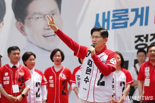 김문수 국민의힘 대선 후보가 21일 경기 고양시 화정역 문화광장에서 유세를 하고 있다.