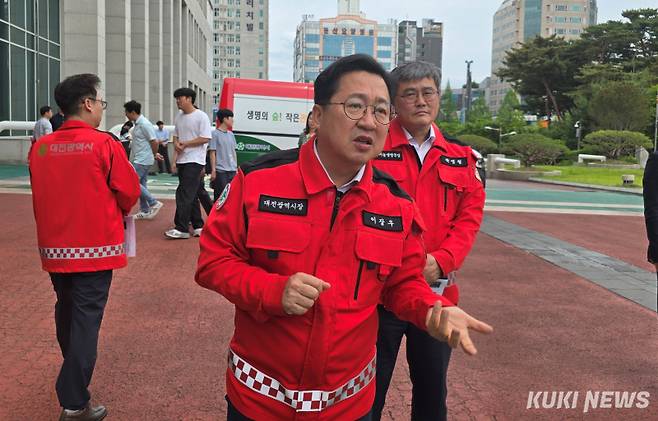 이장우 대전시장이 고성능 산불진화차량의 필요성을 기자들 앞에서 설명하고 있다. 그 뒤에는 박영철 대전시 녹지농생명국장. 사진=명정삼 기자