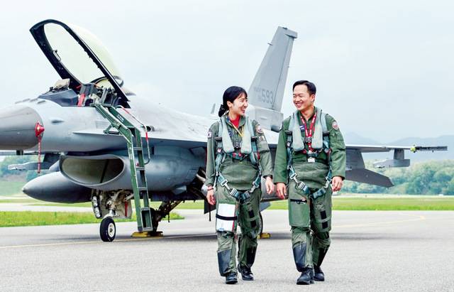 공군 최초로 해외연합훈련에 부부 동반 참여하는 전투기 조종사인 강명진 소령·윤해림 소령이 20일 KF-16 전투기 앞에서 대화하고 있다. 공군 제공