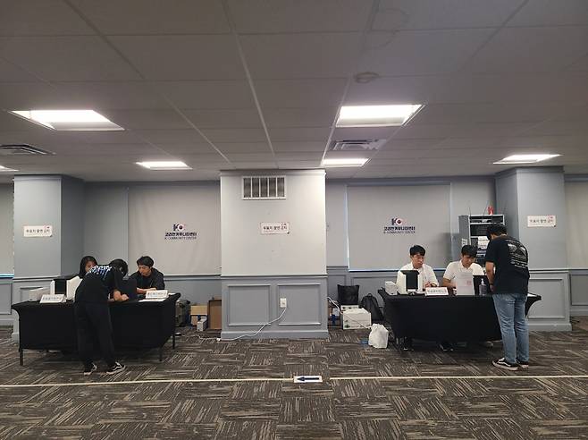 미국 워싱턴DC인근 알렉산드리아에 있는 코리안 커뮤니티센터에 마련된 재외국민 투표소에서 20일(현지시간) 투표가 진행되고 있다.