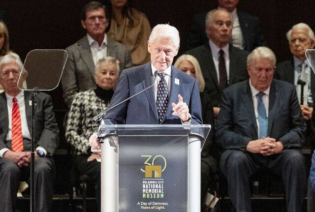 빌 클린턴 전 미국 대통령이 한국을 방문 중인 것으로 전해졌다. SNS 등에는 클린턴 전 대통령 목격담과 사진이 올라와 화제를 모으기도 했다. 사진은 클린턴 전 미국 대통령이 지난달 19일(현지시간) 오클라호마시티의 한 교회에서 열린 오클라호마 테러 30주년 추모 행사에 참석해 연설하는 모습. AP연합뉴스