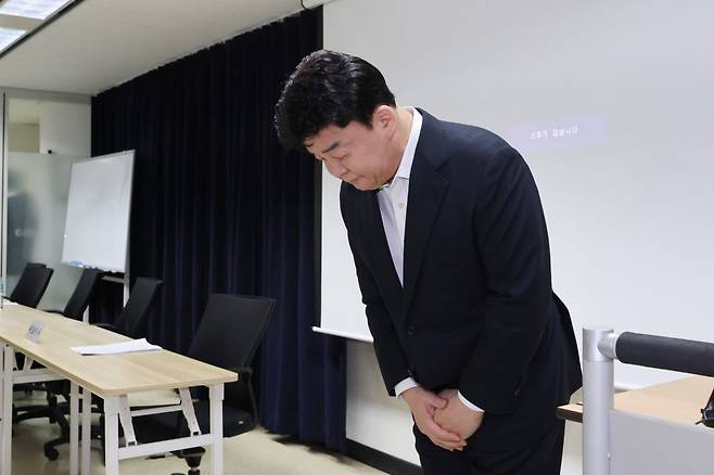 백종원 더본코리아 대표가 지난 3월 28일 서울 서초구 스페이스쉐어 강남역센터에서 열린 첫 정기 주주총회에서 주주들을 향해 사과하고 있다. 연합뉴스