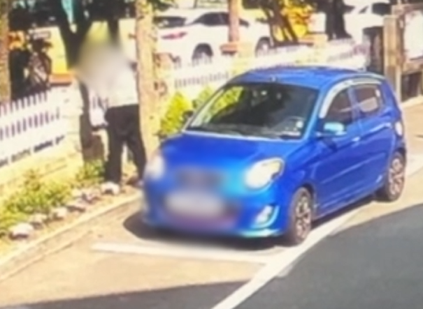 경찰 지구대 주차장에 차량을 세운 뒤 화단에서 노상방뇨를 하는 50대 남성. 경찰은 이 남성과 대화 중 음주 의심 정황을 포착해 추궁 끝에 음주운전 사실을 자백받았다. 해운대경찰서 제공