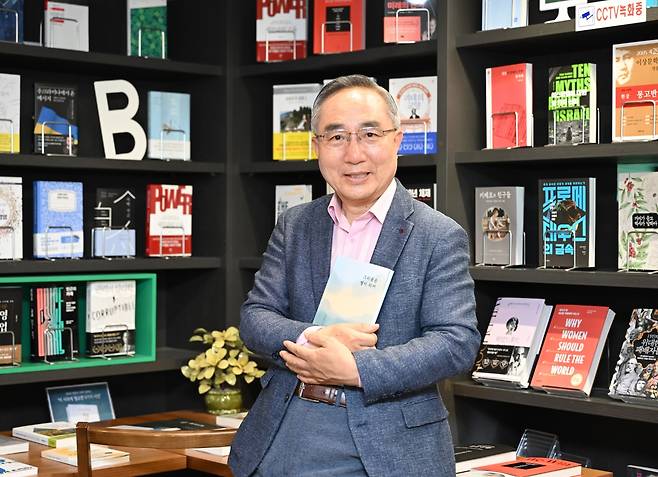 최은평 장로가 19일 서울 강남에 있는 '북쌔즈' 복합문화 공간에서 '그리움은 별이 되어' 책을 들고 있는 모습. 신석현 포토그래퍼