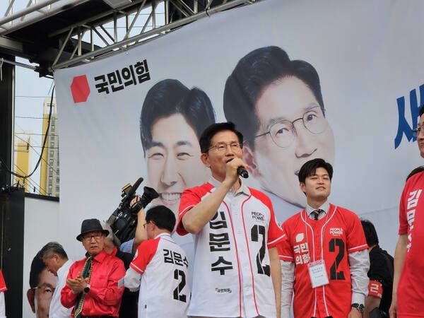 김문수 국민의힘 대통령 후보가 21일 양주시의 한 마트 앞에서 유세를 하고 있다. 오민주 기자