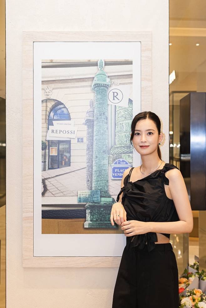 레포시 제품을 착용한 배우 정유미/사진제공=레포시