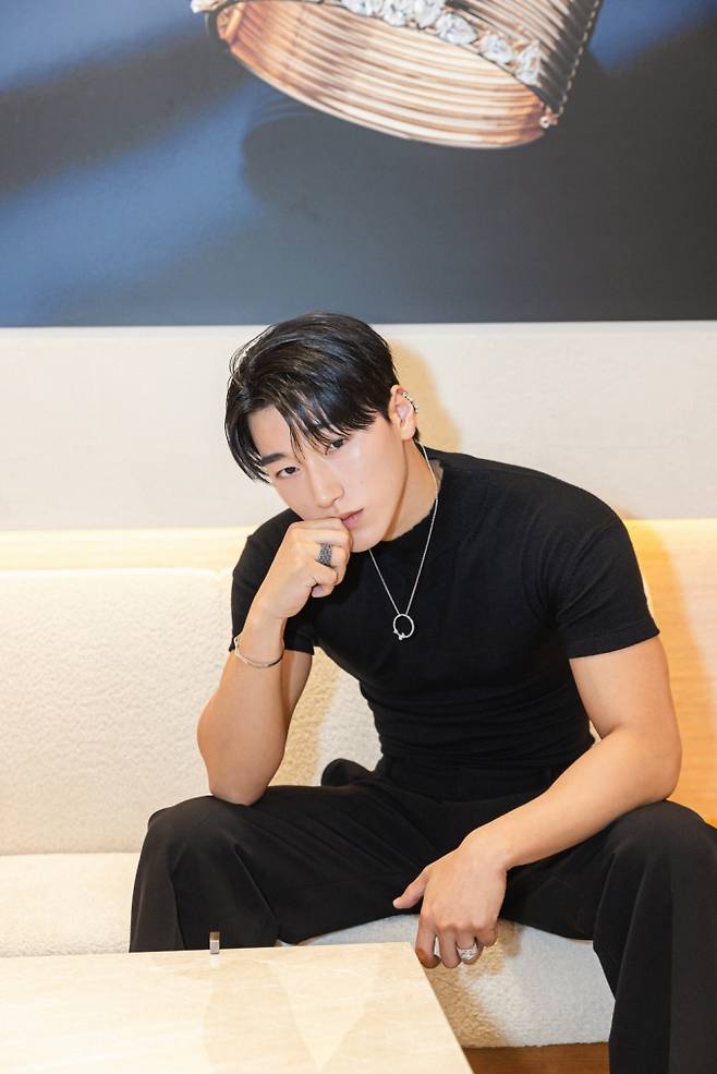 레포시 제품을 착용한 에이티즈 산/사진제공=레포시