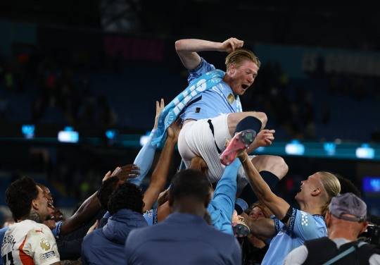 더브라위너를 헹가래 치는 맨시티 동료들. 사진[로이터=연합뉴스]