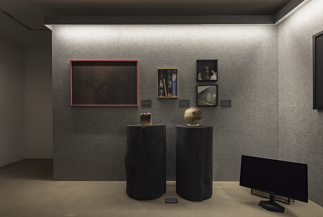 배우 박정민의 출판사 무제가 기획한 전시 ‘완주: 기록: 01’ 전시장 전경. 조명이 켜진 뒤에도 비교적 어두운 환경에서 작품을 감상하도록 연출됐다. LCDC 서울