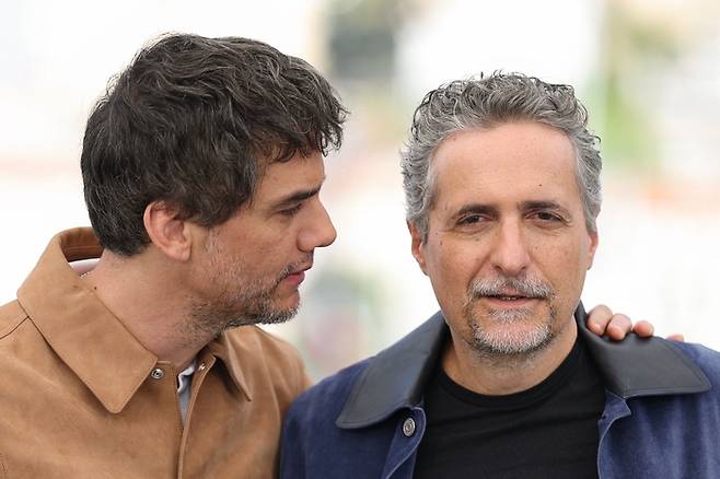 브라질 배우 바그너 모라(오른쪽)과 클레버 멘돈샤 필류 감독이 칸영화제 포토콜 중에 대화를 나누는 모습. [AFP·연합뉴스]