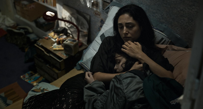 알파의 엄마는 딸아이가 팔뚝에 문신을 하고 돌아오자 크게 낙심합니다. 흉측한 문신 모양 때문이기도 했지만, 알파가 바이러스에 감염됐을지도 모른다는 불안감 때문이었습니다. 사진은 소녀 알파가 두려워하자 엄마 달래주는 모습. [IMDb]