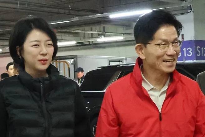 배현진 의원과 공식 선거운동 첫날 가락시장을 찾은 김문수 국민의힘 대선 후보. [사진출처 = 공동취재단]