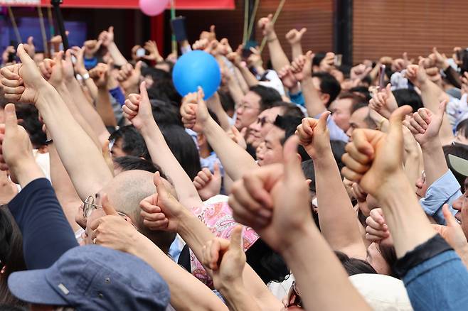 더불어민주당 이재명 대선 후보의 지지자들이 21일 인천광역시 남동구 구월 로데오광장에서 열린 유세에서 엄지손가락을 치켜들며 후보 이름을 연호하고 있다. [사진 출처 = 연합뉴스]